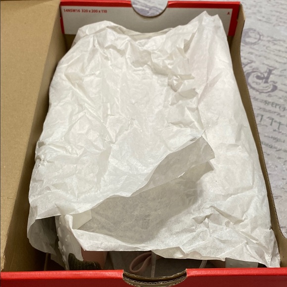 Nike Women's Pink Sneakers - Picture 6 of 7